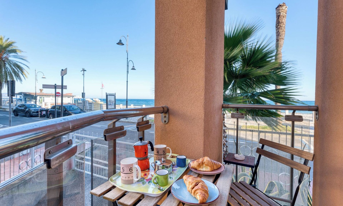 Albenga Apartment | Mer Vivante - Front Beach with Balcony, Albenga, Italy