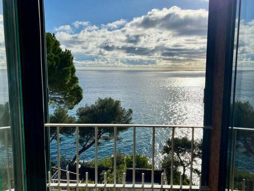 Varazze Apartment | Mimosa Seafront Apartment - Free parking Wi-Fi
