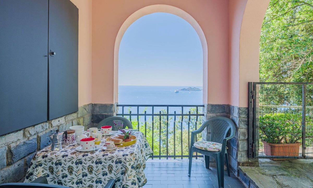 Zoagli Apartment | Nice apartment for 4 people with TV, patio and pets allowed