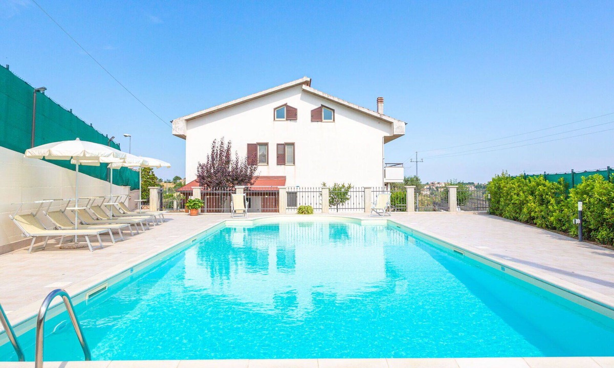 Collecorvino Apartment | Nice apartment for 6 guests with WIFI, A/C, private pool, TV, patio and pets allowed