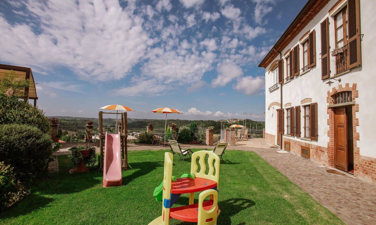Cossombrato Apartment | Nice apartment for 4 guests with pool, WIFI, A/C, TV, patio and pets allowed