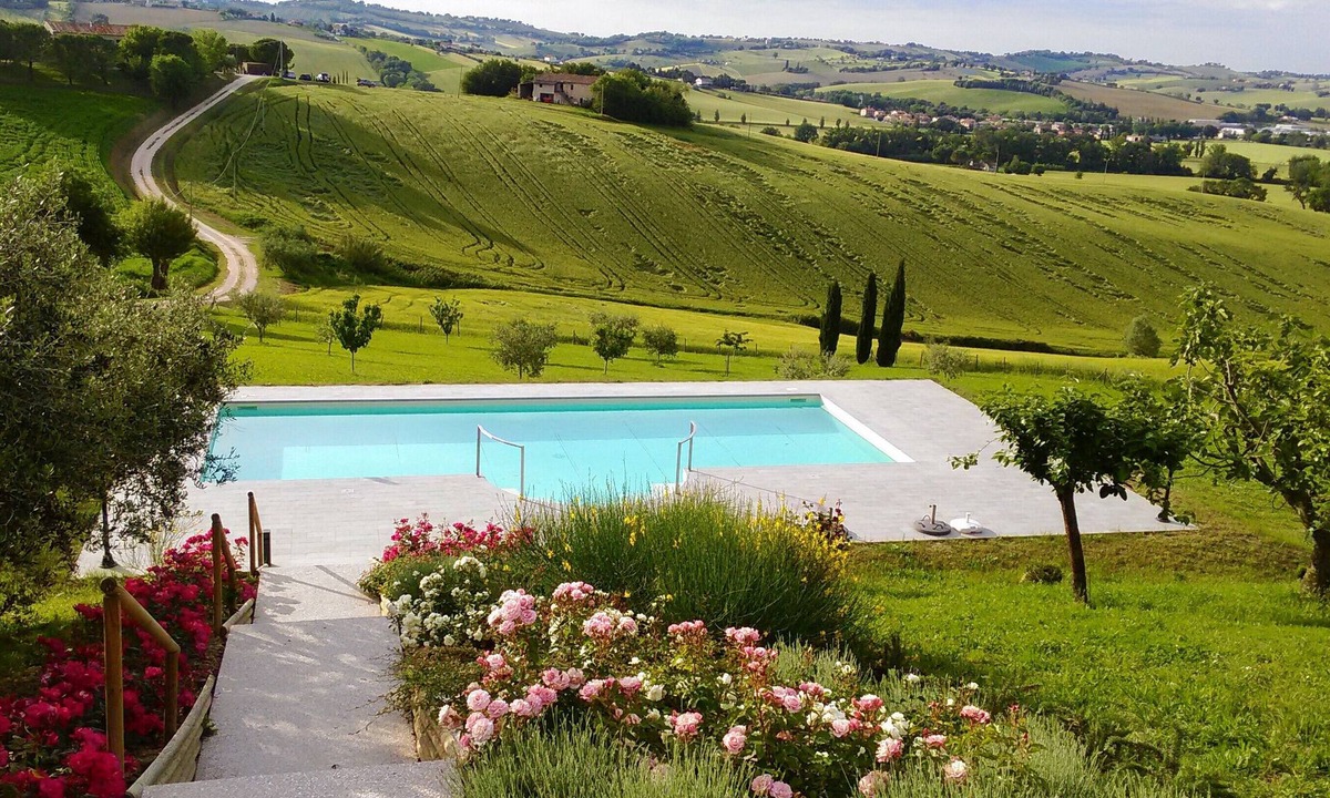 Ostra Villa | Ostra Villa - Sleeps 8 - Pool - Garden - Parking