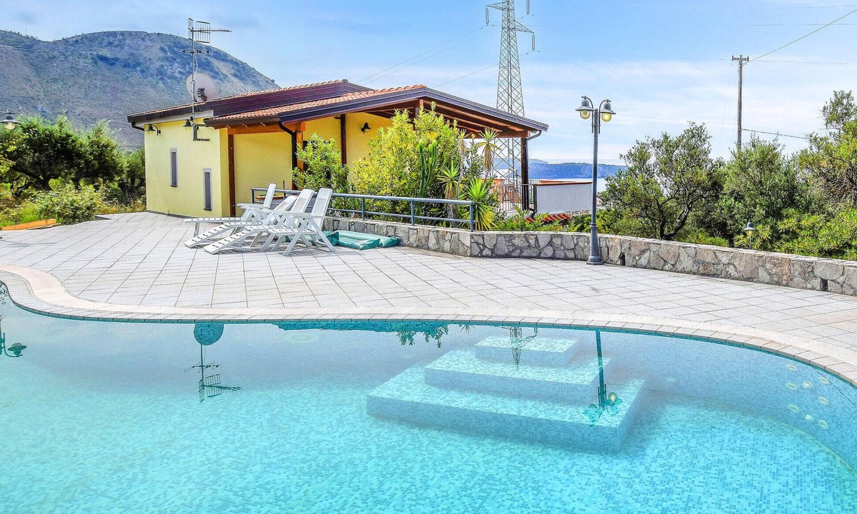 Praia a Mare House | Pet friendly home in Praia a Mare