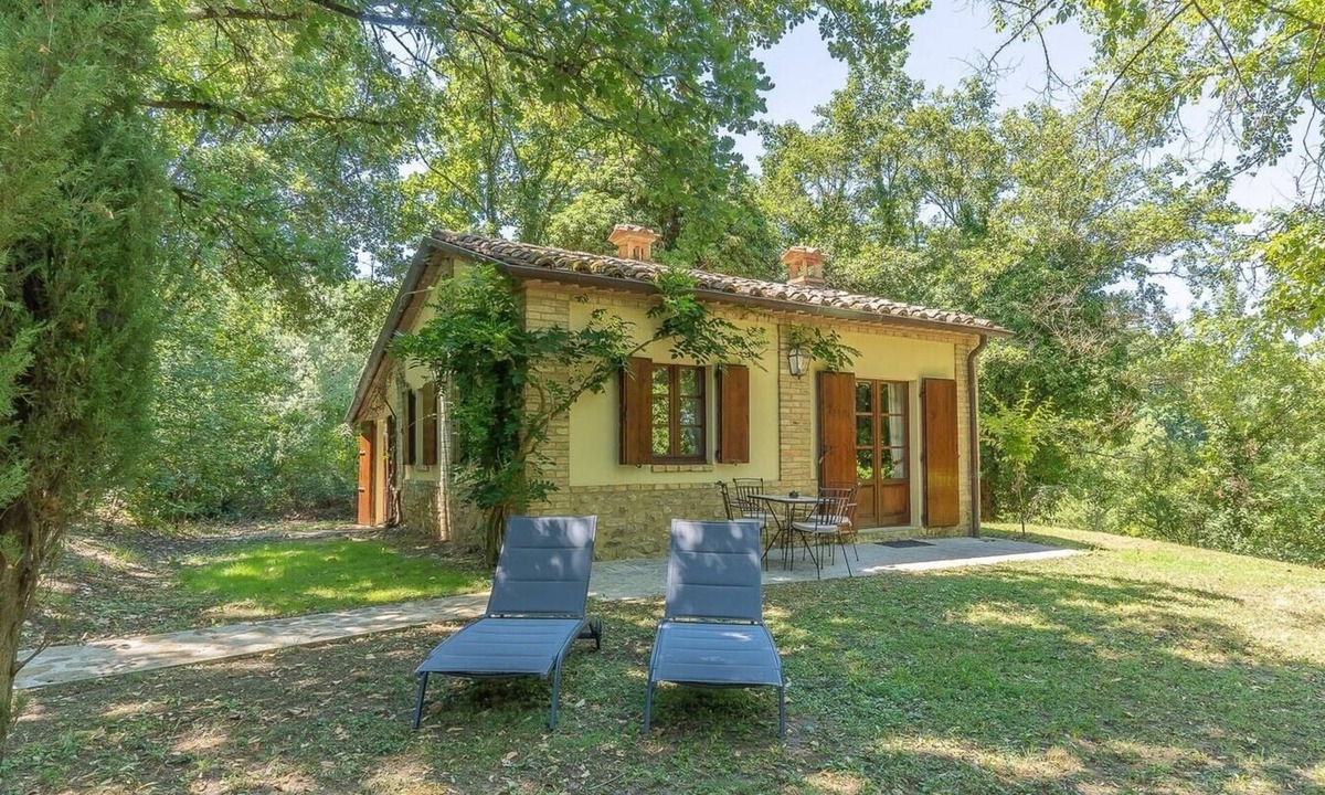 Umbertide Cottage | Petricci Residence - Casa Giralda apartment with shared pool