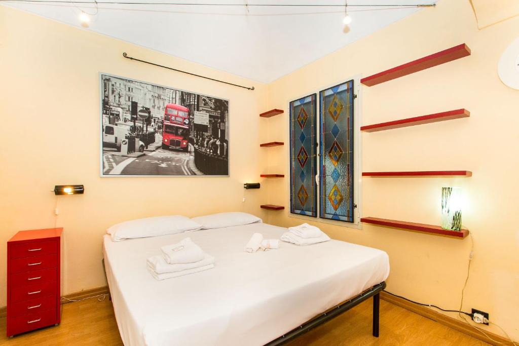 Historic Centre Apartment | Porta Nuova Central Flat with Balcony