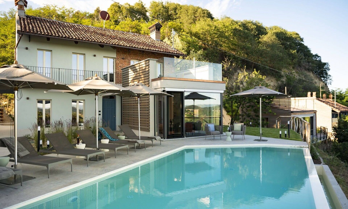Montaldo Roero Villa | Private Villa with A/C, hot tub, WIFI, sauna, private pool, TV, patio, panoramic view, close to Alba