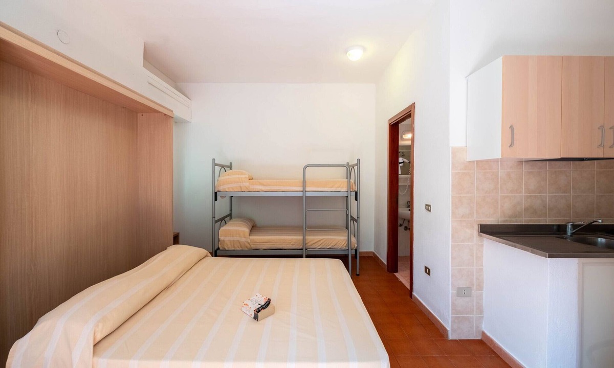 Mandrione House | Property In A Holiday Village 'Monolocale Con Giardino' with Shared Pool and Air Conditioning