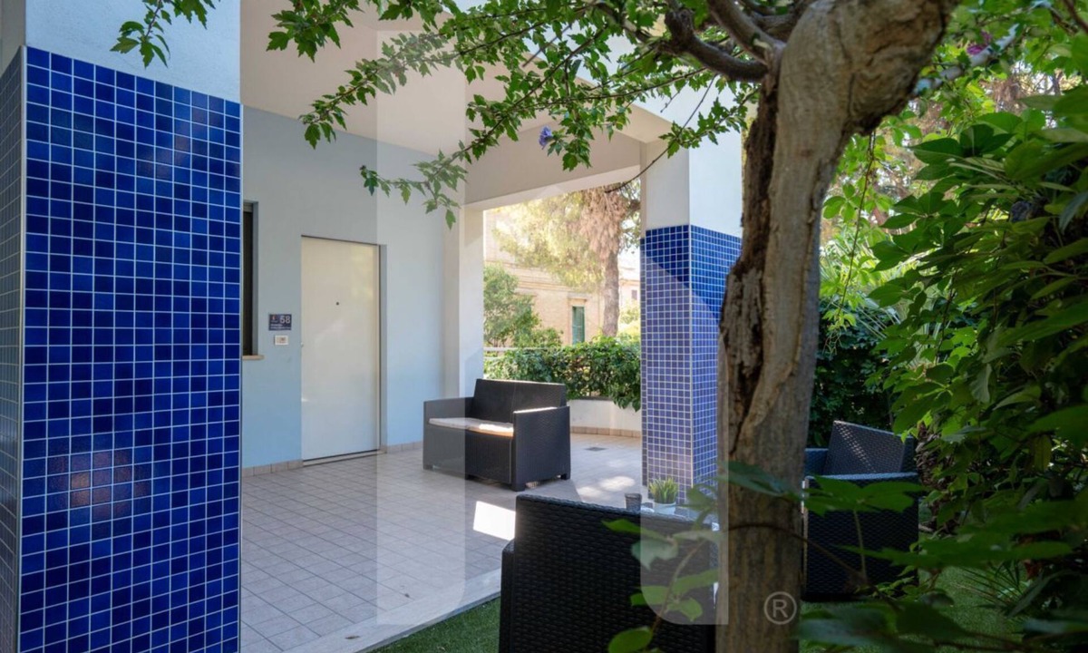 Foggetta Apartment | Résidence Holiday Rendez Vous is located in the heart of Pineto, just a few steps from the beach and the main street. Apartment 58, on the SABBIA floor, has a separate, west-facing entrance and a terrace with garden.