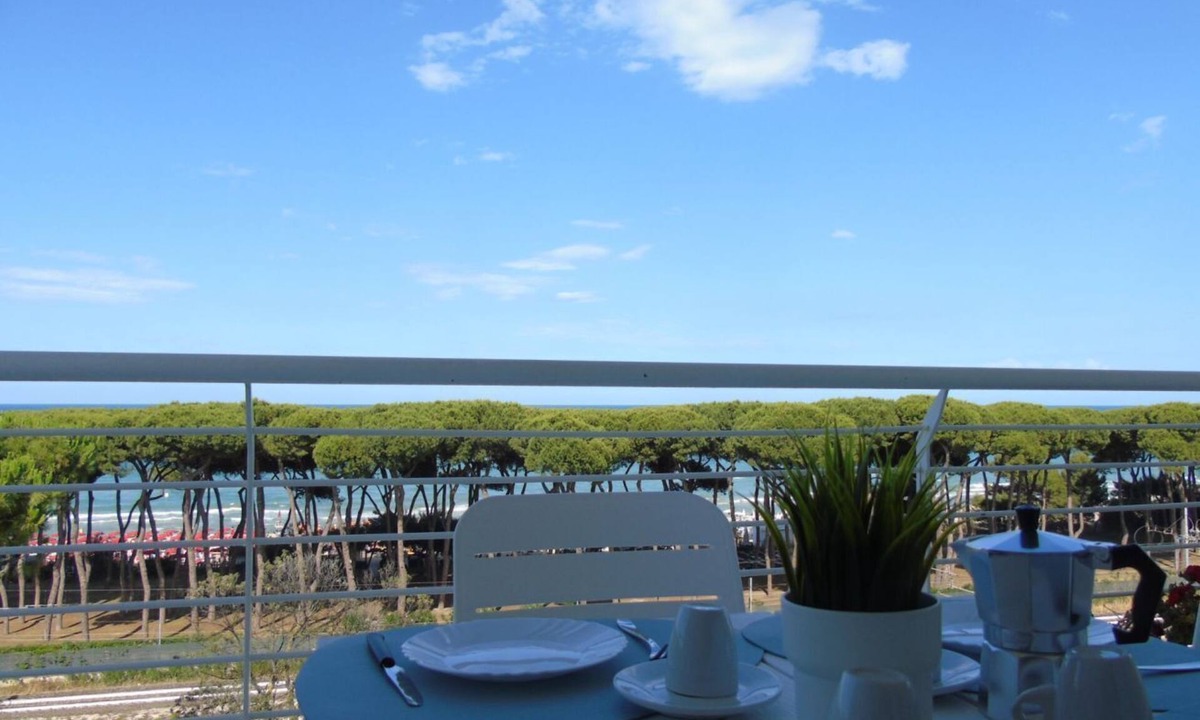 Pineto Apartment | Residence Prestige is born right in the heart of the city of Pineto, a few steps from the beach and the main street. Interno 5, on the fifth floor accessible by lift, is a two-room apartment composed by a living room with a kitchen with dishes, crockery,