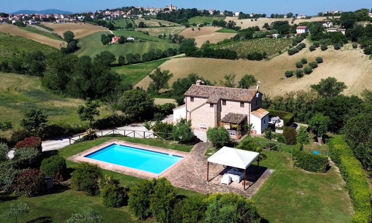 Ostra Vetere House | Restored 4/5 bedroom farmhouse with pool ,super fast WiFi contemporary interior
