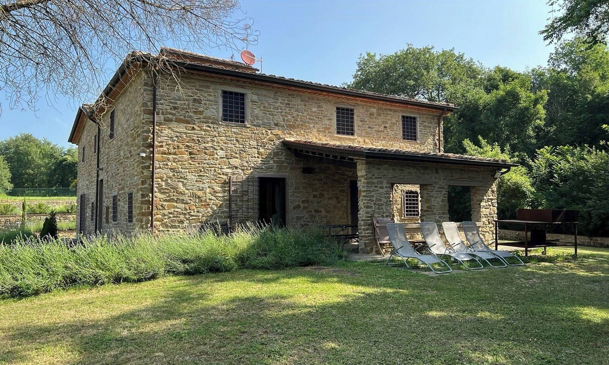Arezzo House | Restored farmhouse in the Arezzo hills