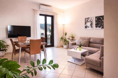 Fornole Apartment | Riní House,casa elegante affacciata sulla valle umbra