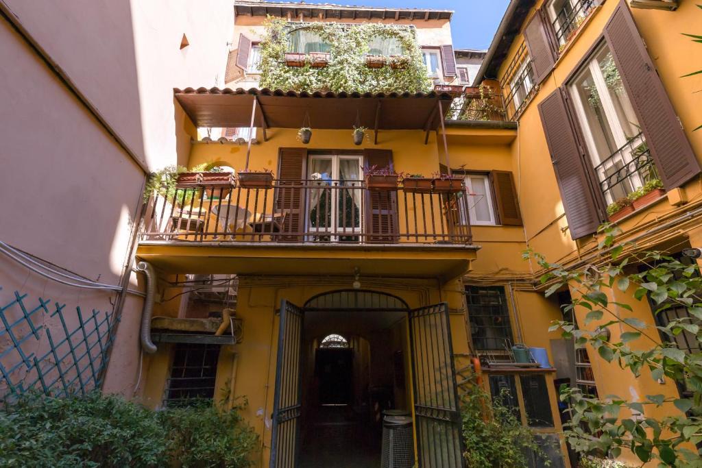 Trastevere House | Roman house with balcony