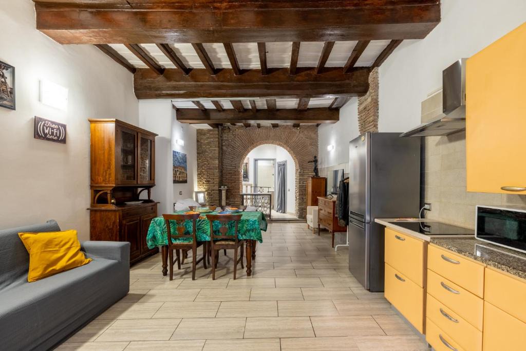 Rione VII Regola House | Roman Loft with arch in Campo de' Fiori