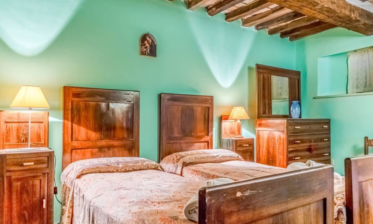 Urbino Apartment | Romantic 95 sqm flat on two floors (NO lift), with two bedrooms which can accommodate up to 4 people.The apartment is located in the centre (Restricted Traffic Area) in the heart of the historic centre of Urbino. The accommodation enjoys an enviable loca