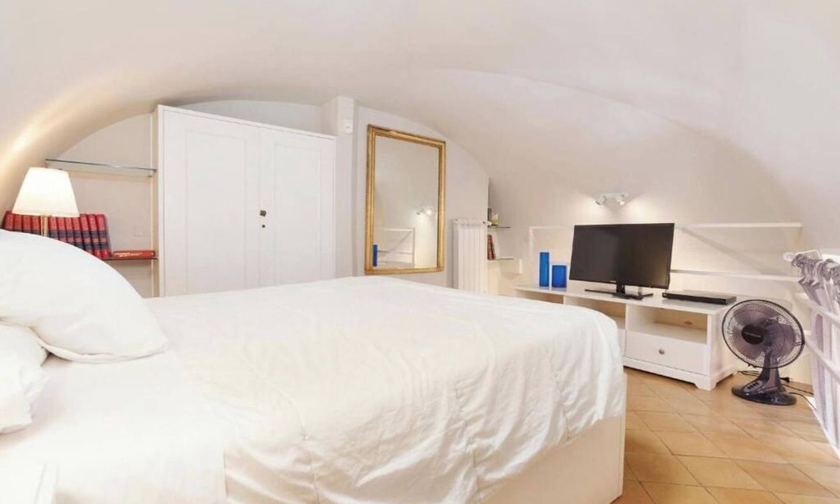 Rione V Ponte Apartment | Romantic and bright Renoir loft