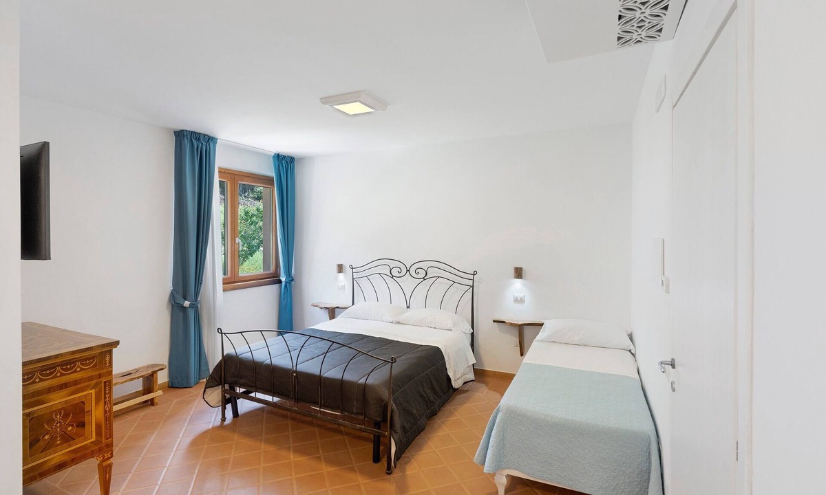 Serramezzana Apartment | Room 'Camera Vico' with Mountain View, Wi-Fi and Air Conditioning