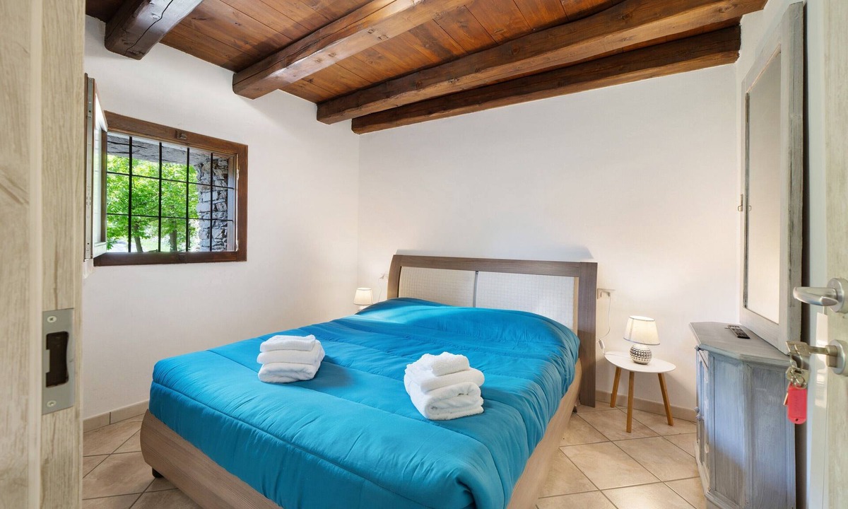 Villadossola Apartment | Room 'Dafne' with Shared Garden and Wi-Fi