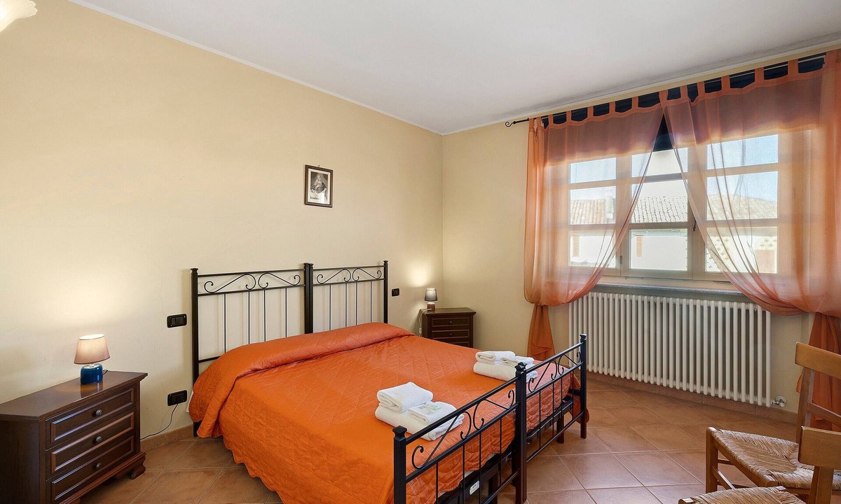 Costigliole d'Asti Apartment | Room 'Gallo' with Mountain View, Shared Pool and Wi-Fi
