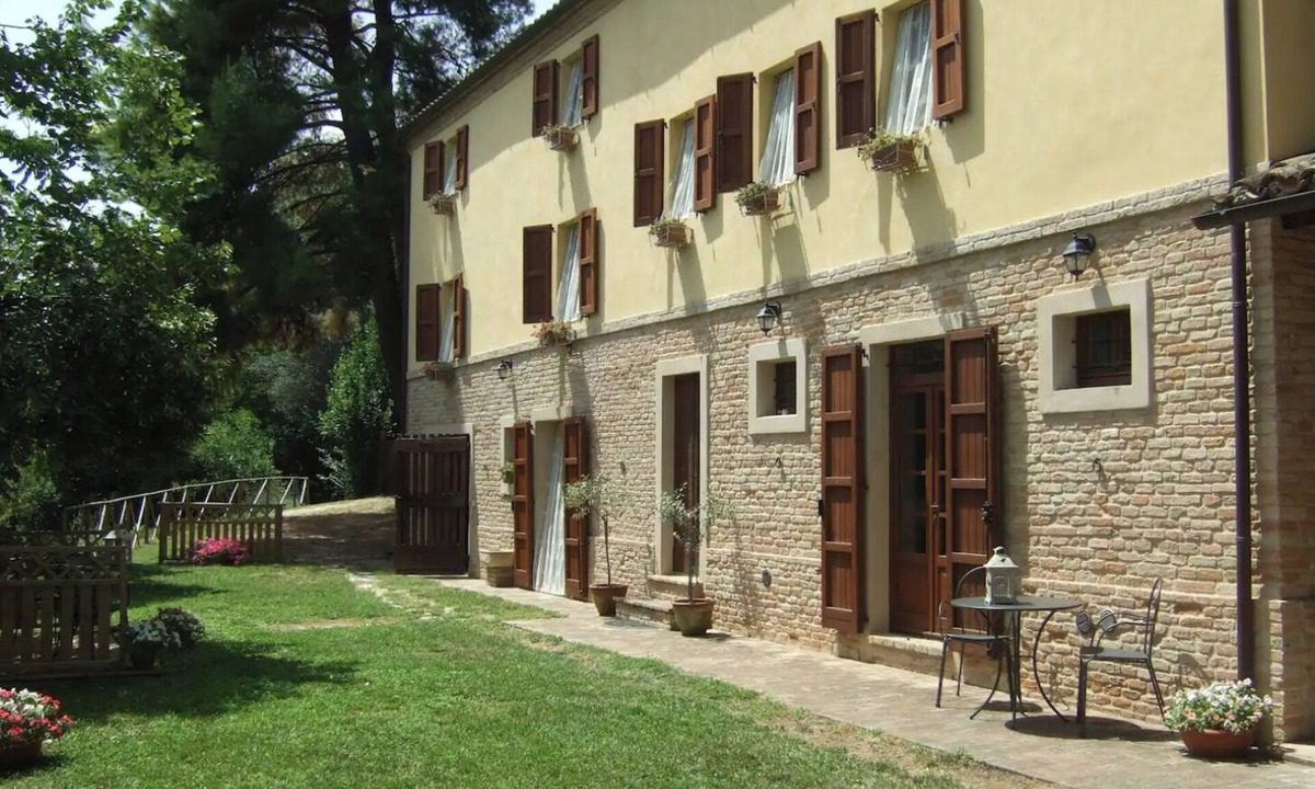 Monte San Vito House | ROOM IN THE QUIETNESS OF THE CAMPAIGN