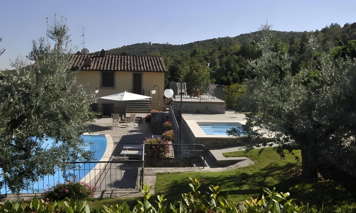Civitella in Val di Chiana Apartment | Room 'Il Leccio - Podere Del Griccia' with Shared Pool, Wi-Fi and Air Conditioning