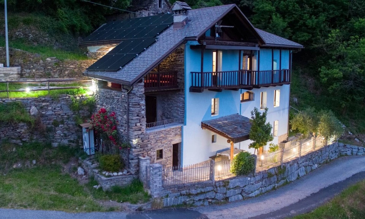 Villadossola Apartment | Room 'Primula' with Mountain View, Private Terrace and Wi-Fi