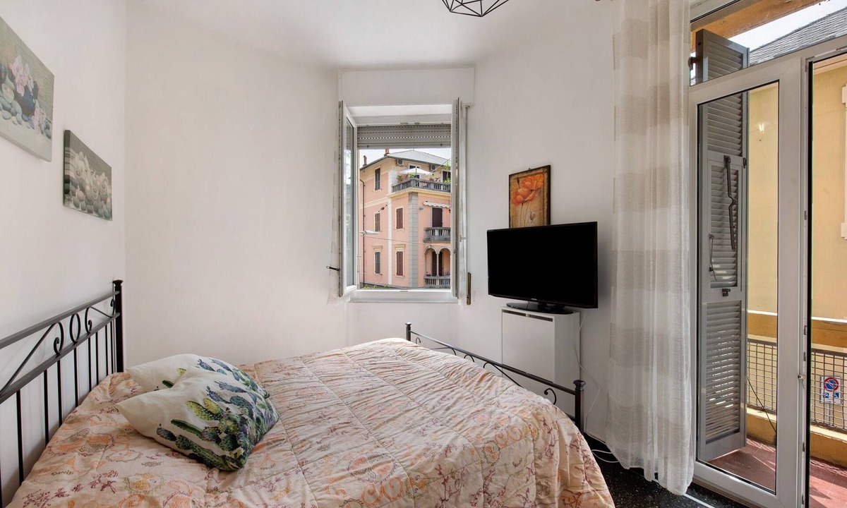 Pegli Apartment | Room 'Stanza Per 2 Persone' with Balcony and Wi-Fi