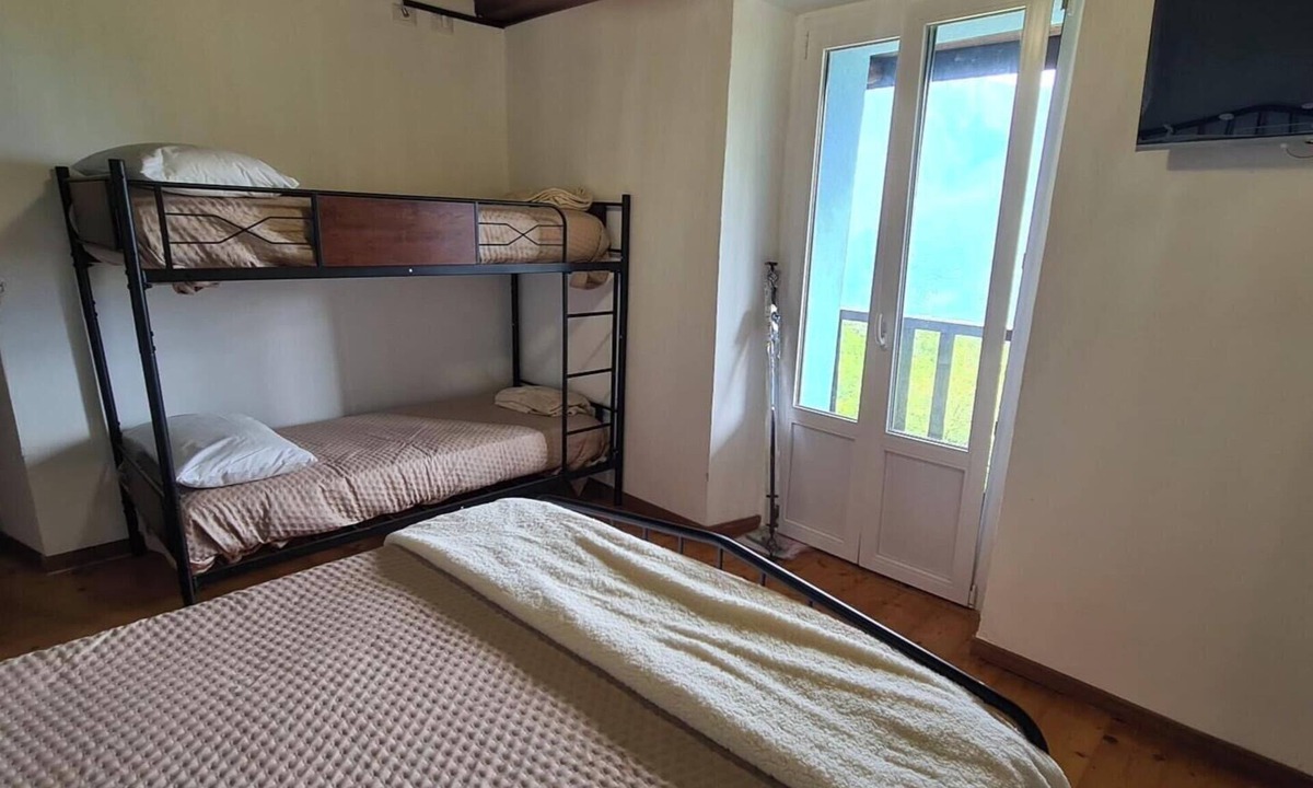 Villadossola Apartment | Room 'Stella Alpina' with Mountain View, Shared Garden and Wi-Fi