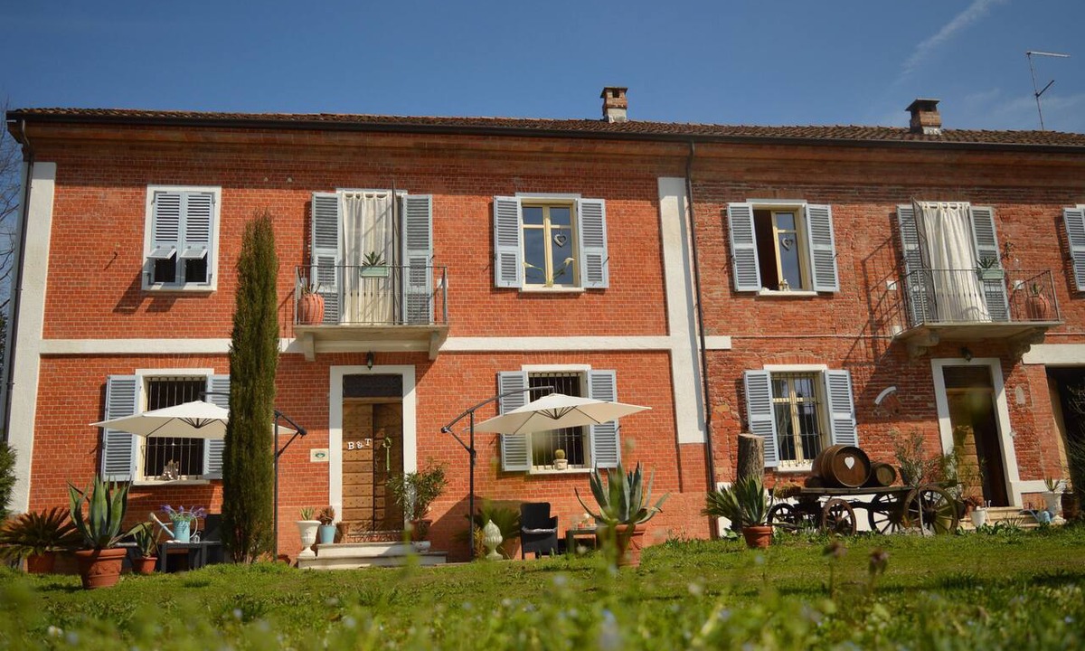 Castelnuovo Belbo Bed & Breakfast | Room with bathroom in ancient farmhouse in Monferrato