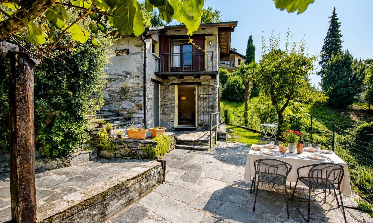 Piancassone House | Rustico La Vigna by Lago Reisen