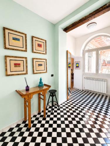 Rione Duomo Apartment | Salerno Old Town 10 Min From Ferry Port & Train Station Fast WiFi Blue Velvet
