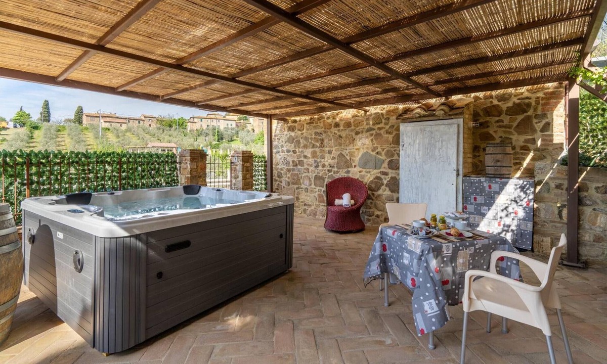 Montalcino Apartment | Sant'Antimo Montalcino Holiday Home with Garden View and Private Parking