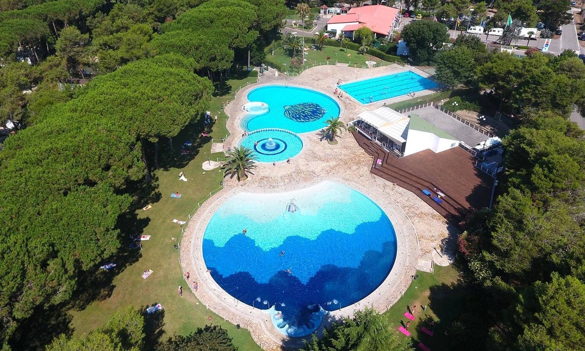 Baia Domizia Ski Chalet | Shaded Retreat by the Beach