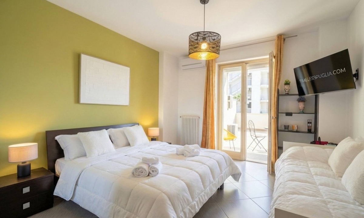 Palese Apartment | SkyGate - Gold - bright room with private bathroom