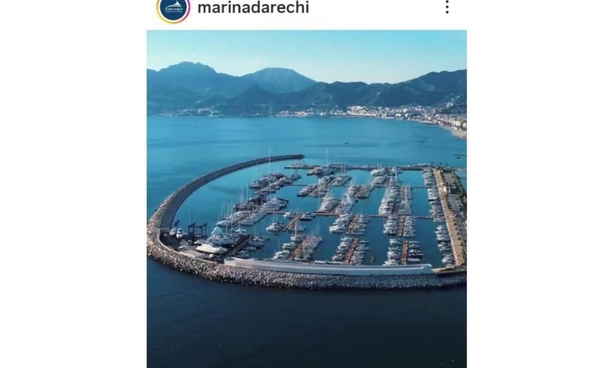 Magazzeno House | Soggiorno sul mare a Salerno su un B&b Galleggiante