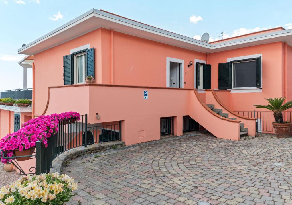 Villammare Apartment | Soothing Apartment in Villammare with Balcony