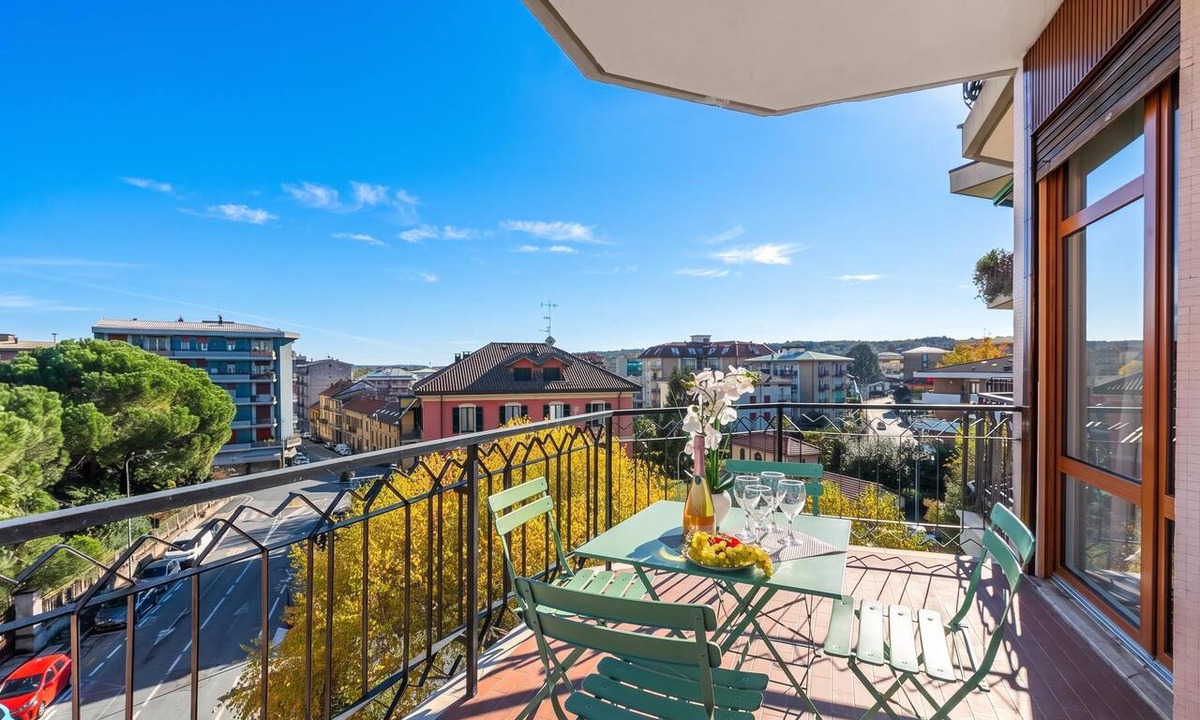 Arona Apartment | Specchio Di Cielo: Apartment with Terrace and AC Arona Center, Arona, Italy
