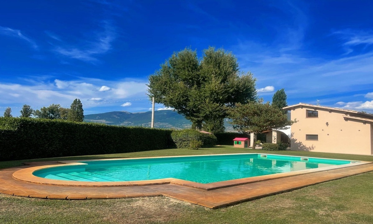 Limiti Villa | Spello By The Pool - Sleeps 11 - Large pool and amenities in Italy - air con !