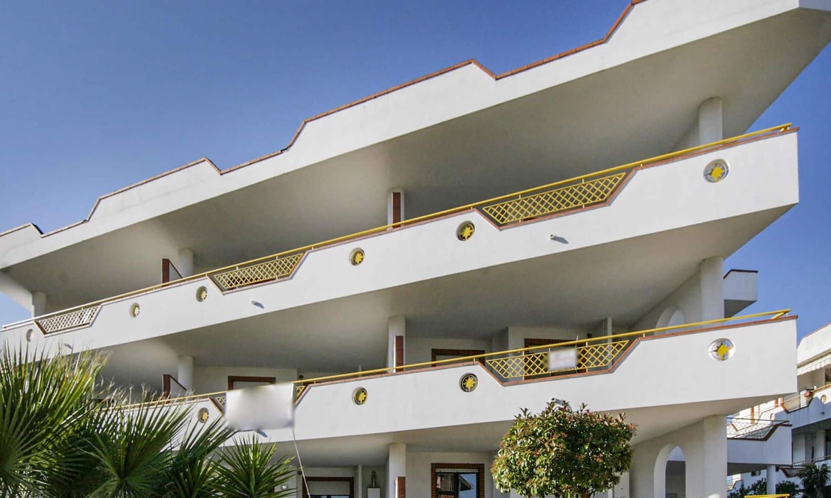 Villa Rosa Apartment | Spend a great vacation by the sea in this beachfront apartment.