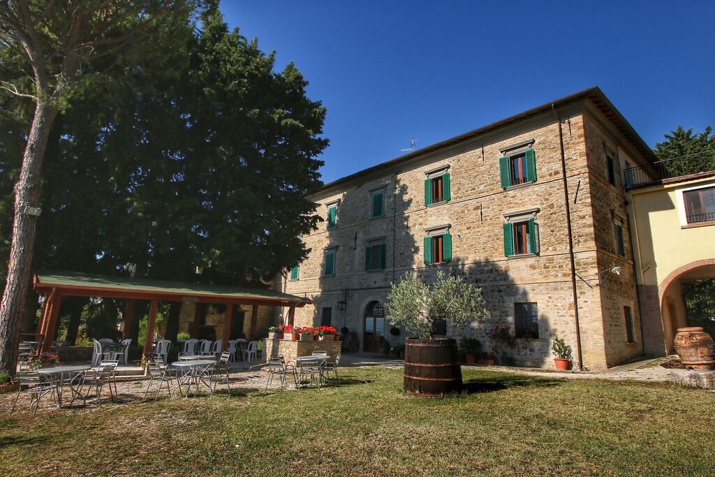 Gualdo Cattaneo House | Splendid Farmhouse in Gualdo Cattaneo with Jacuzzi