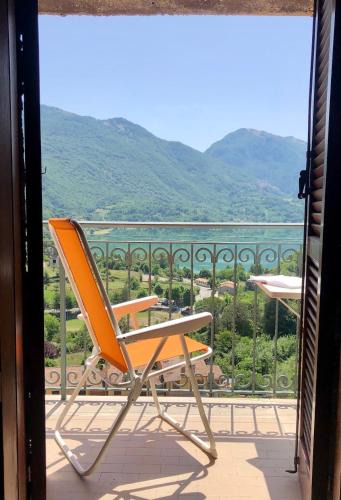 Castel di Tora Apartment | Stanza con terrazzo vista lago LAKEHOLIDAY IT