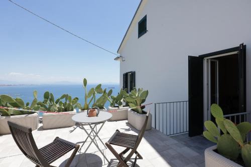 Raito House | Starhost - Albadoro seaview garden and parking