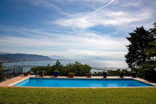 Vietri sul Mare Villa | Starhost - Villa il Poggio Amalfi Coast with pool, garden and terrace