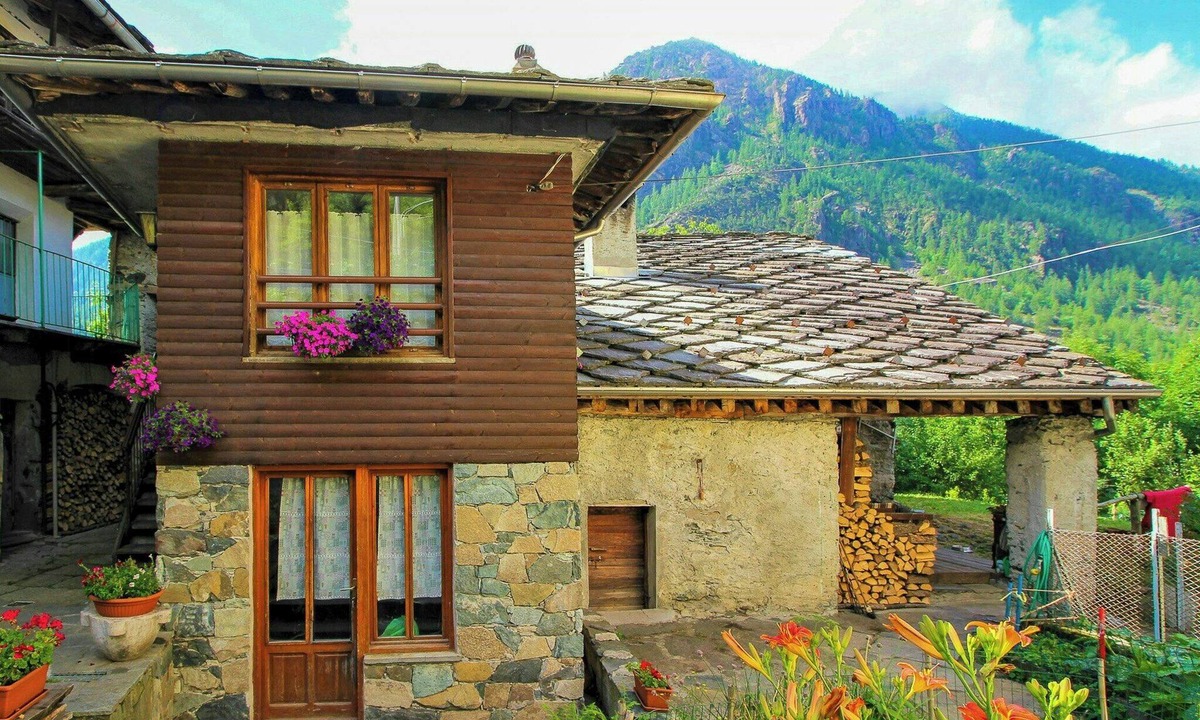 Ala di Stura House | Stone cabin with views over Balme Valley