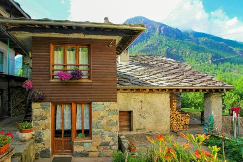 Ala di Stura House | Stone Cabin With Views Over Balme Valley