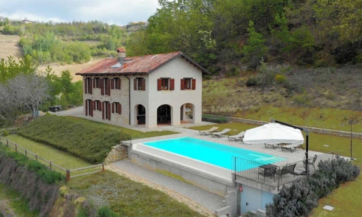 Cossano Belbo House | Stone house in Piedmont with infinity pool