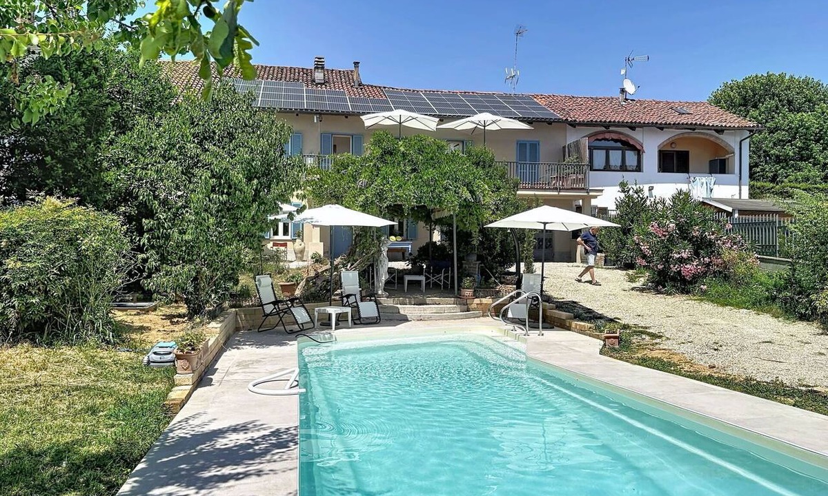 San Damiano dʼAsti Villa | Stunning private villa for 6 guests with pool, A/C, WIFI, TV and terrace