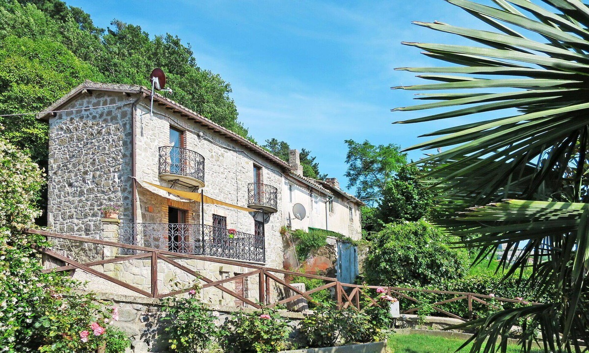 Montefiascone House | Stunning private villa for 4 guests with WIFI, TV, patio and pets allowed