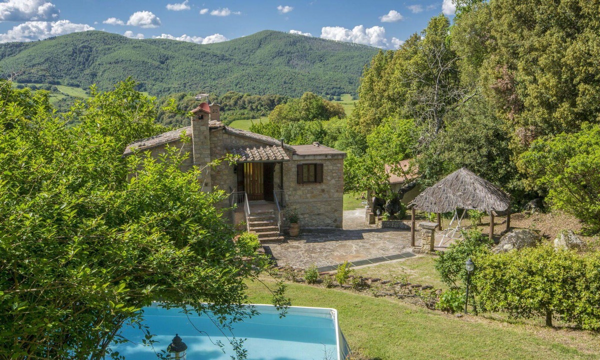 Roccastrada Villa | Stunning private villa for 8 guests with A/C, WIFI, private pool, TV and pets allowed