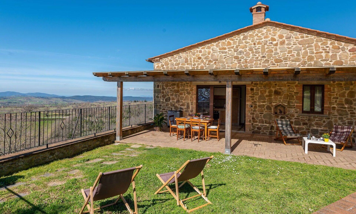 Scansano House | Stunning private villa for 8 guests with WIFI, patio, pets allowed and panoramic view